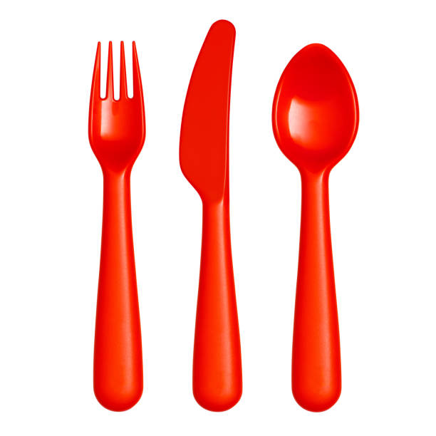 forchetta, coltello e cucchiaio di plastica rossa su bianco - spoon plastic isolated white foto e immagini stock