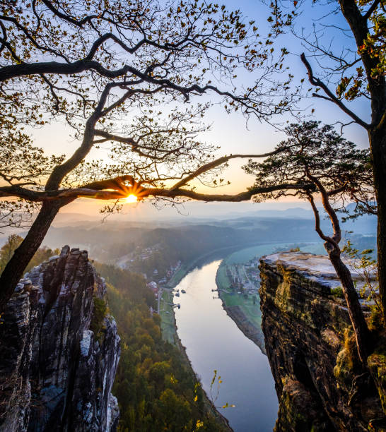 vista nas famosas colinas bastei - basteifelsen - fotografias e filmes do acervo