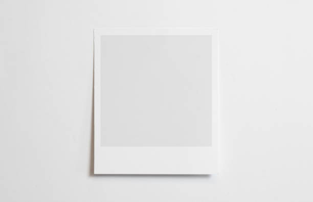 cornice fotografica polaroid vuota con ombre morbide isolate su sfondo carta bianca come modello per presentazioni di grafici, portfolio ecc. - blank photo foto e immagini stock