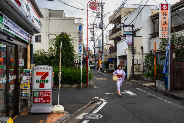 una tienda de 7 eleven en la calle tranquila del barrio de setagaya, tokio, japón - distrito de setagaya fotografías e imágenes de stock