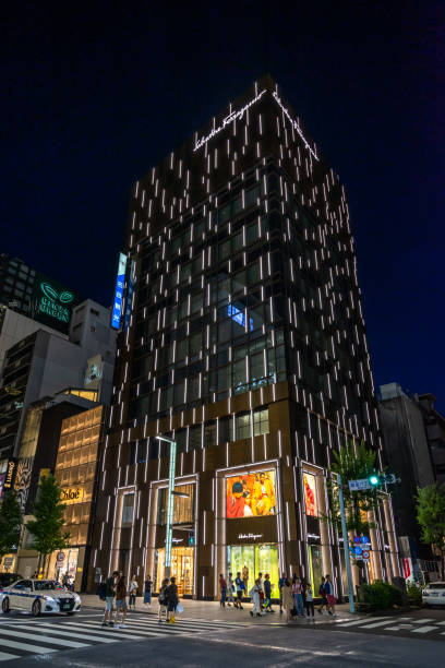 ginza salvatore ferragamo mağaza, tokyo ünlü lüks alışveriş alanı - ferragamo stok fotoğraflar ve resimler