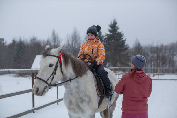 entrenamiento de niños montando en el programa de renacimiento de los cosacos en la región de leningrado, rusia. - 11207 fotografías e imágenes de stock