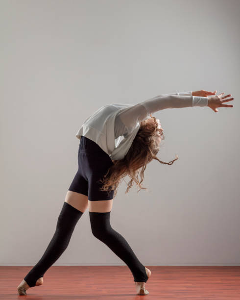 danseur moderne sur le fond gris - women dancing contemporary red photos et images de collection