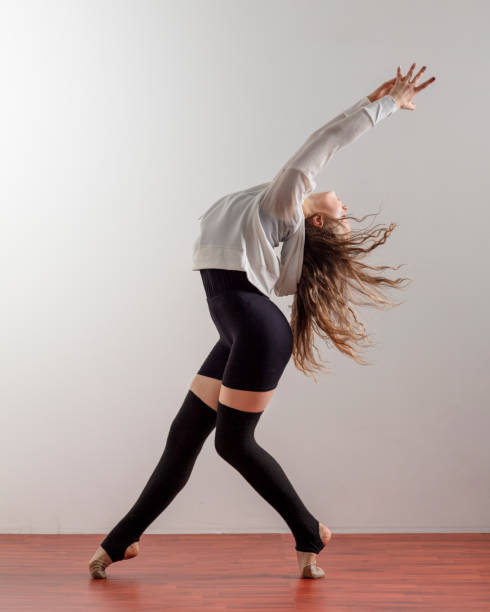 danseur moderne sur le fond gris - women dancing contemporary red photos et images de collection