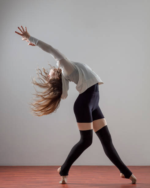 danseur moderne sur le fond gris - women dancing contemporary red photos et images de collection