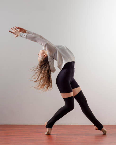 danseur moderne sur le fond gris - women dancing contemporary red photos et images de collection