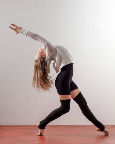 danseur moderne sur le fond gris - women dancing contemporary red photos et images de collection