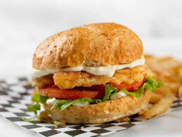 vegan, meatless-plant based protein chicken strip burger on a whole wheat bun with lettuce tomato - canada rice photos et images de collection