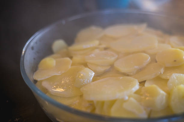 delfinato gratinato con le sue patate, la sua crema e i suoi condimenti - potatoes au gratin foto e immagini stock