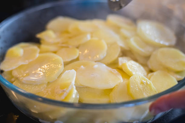 delfinato gratinato con le sue patate, la sua crema e i suoi condimenti - potatoes au gratin foto e immagini stock