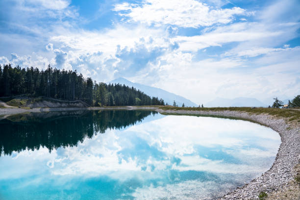 widok na krajobraz jeziora górskiego - spring wetterstein mountains water river zdjęcia i obrazy z banku zdjęć