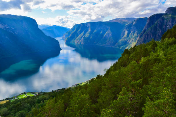 ノルウェーのアウルランドフィヨルドの風景。 - aurlandfjord ストックフォトと画像