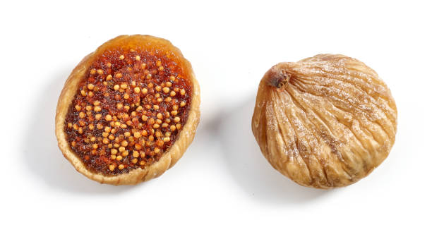 getrocknetes feigenmakro isoliert auf weißem hintergrund - dried fig brown color image dried food stock-fotos und bilder