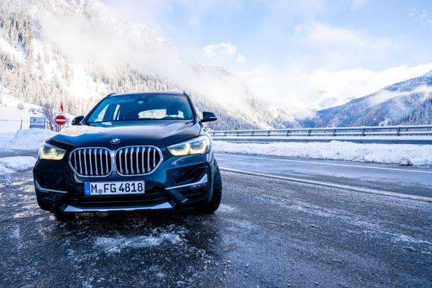 brandneue schwarze bmw x1 suv 2020 in der schweiz geparkt - bell stock-fotos und bilder