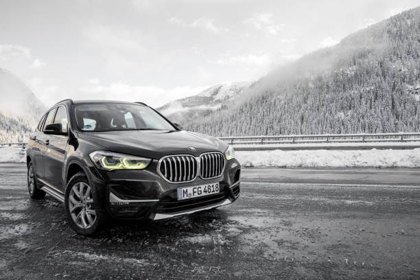 nowy czarny bmw x1 suv 2020 zaparkowany w szwajcarii - bell zdjęcia i obrazy z banku zdjęć