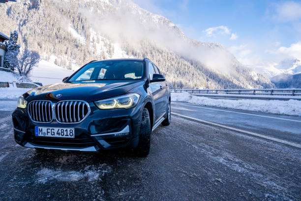 le tout nouveau bmw x1 suv 2020 noir stationné en suisse - bell photos et images de collection