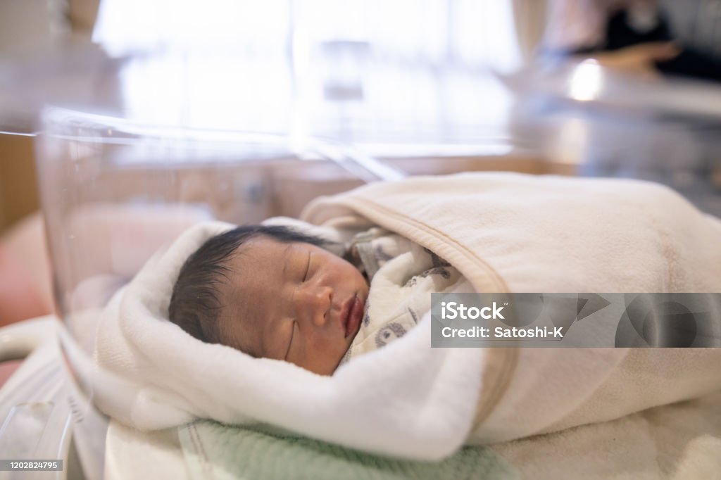 Neonato Dorme In Presepe In Ospedale - Fotografie stock e altre