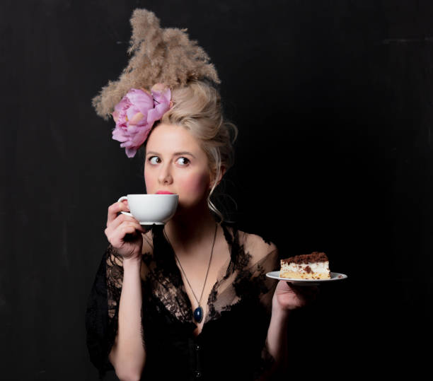 красивая блондинка графиня с тортом и чашкой - baroque style costume corset women стоковые фото и изображения
