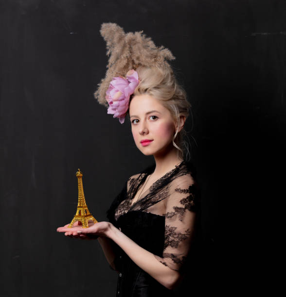 에펠 탑 조각상과 아름다운 금발의 백작 - baroque style costume corset women 뉴스 사진 이미지