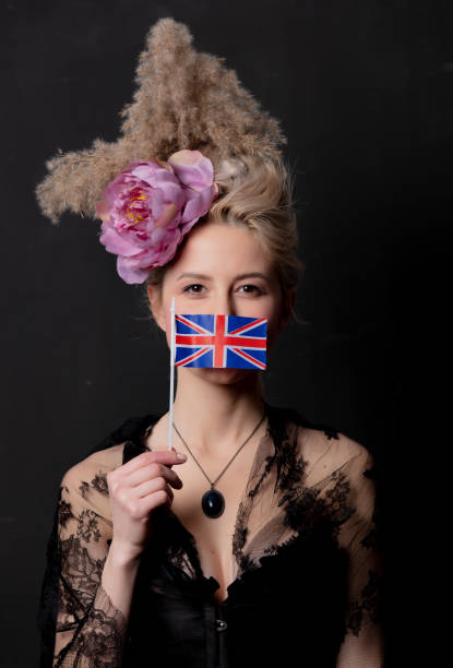 영국 국기와 아름다운 금발의 백작 - baroque style costume corset women 뉴스 사진 이미지