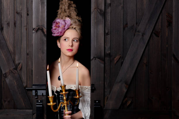 красивая блондинка графиня с подсвечником - baroque style costume corset women стоковые фото и изображения