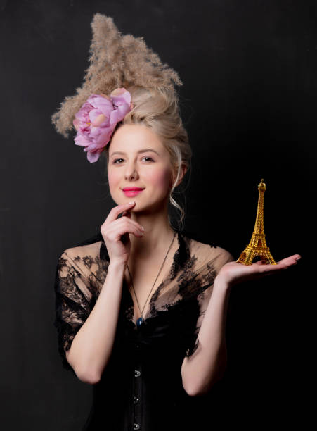에펠 탑 조각상과 아름다운 금발의 백작 - baroque style costume corset women 뉴스 사진 이미지