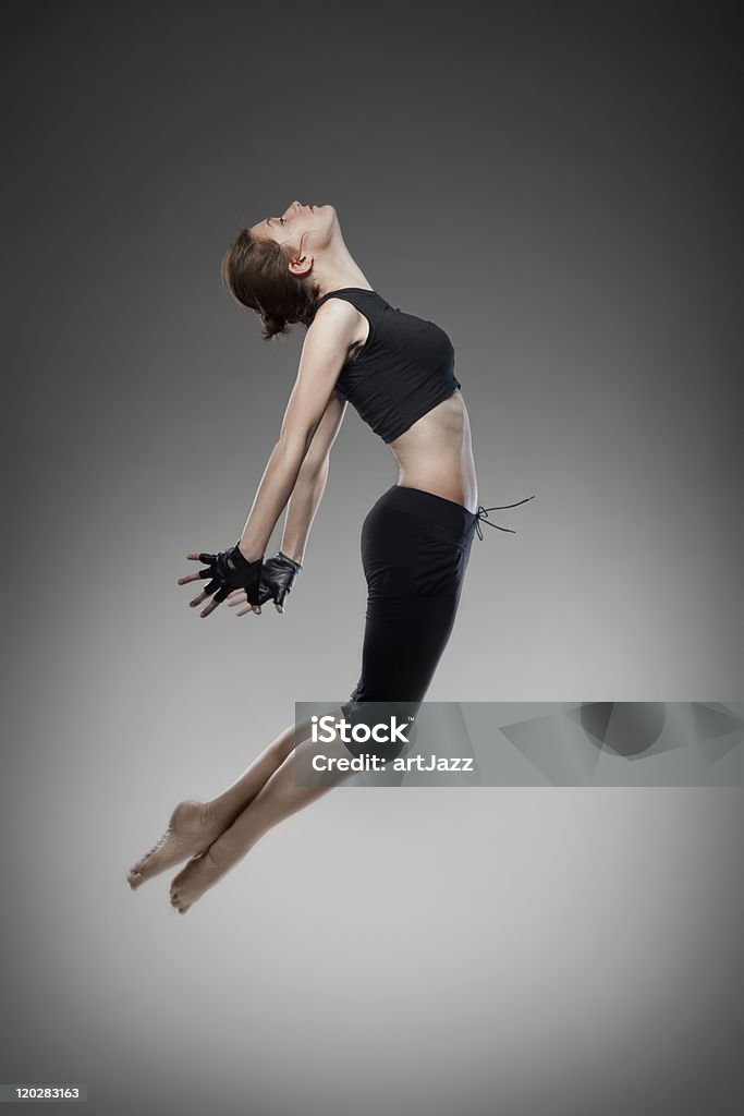 Jeune danseuse noire sautant - Photo de A la mode libre de droits