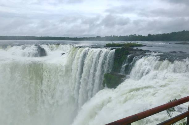 cataratas del iguazú - iguacu falls argentina tropical rainforest rainbow fotografías e imágenes de stock