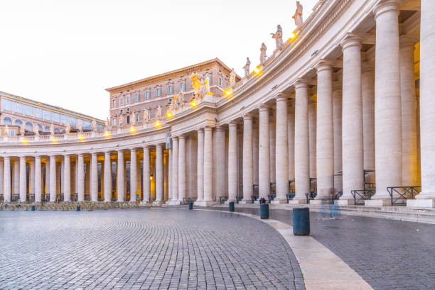 colonnade dorique avec des statues de saints sur le dessus. place saint-pierre, cité du vatican - st peters basilica photos et images de collection