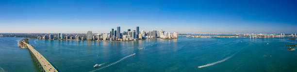 schönes luftpanorama miami brickell skyline mit brücke und biscayne bay - rickenbacker causeway stock-fotos und bilder