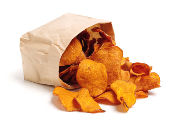 stos chipsów z ziemniaków z buraków - sweet potato yam white isolated zdjęcia i obrazy z banku zdjęć