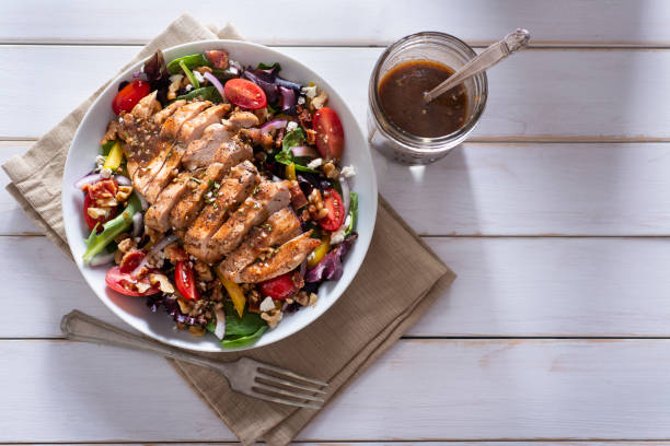チキンのサラダ - greek cuisine chicken grilled grilled chicken ストックフォトと画像
