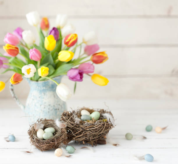 tulipes et oeufs de pâques de cru sur un vieux fond blanc de bois - easter easter egg spring group of objects photos et images de collection