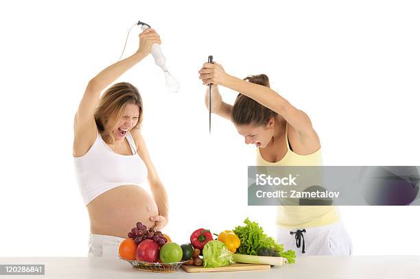 Dwie Kobiety Przygotowują Się Do Ataku Owoców I Warzyw - zdjęcia stockowe i więcej obrazów Kobiety