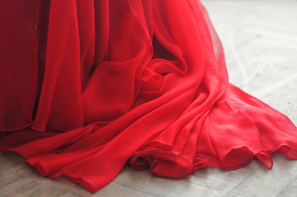 vestido de tule com uma bainha longa, tule de tecido vermelho arejado cascata - red veil - fotografias e filmes do acervo