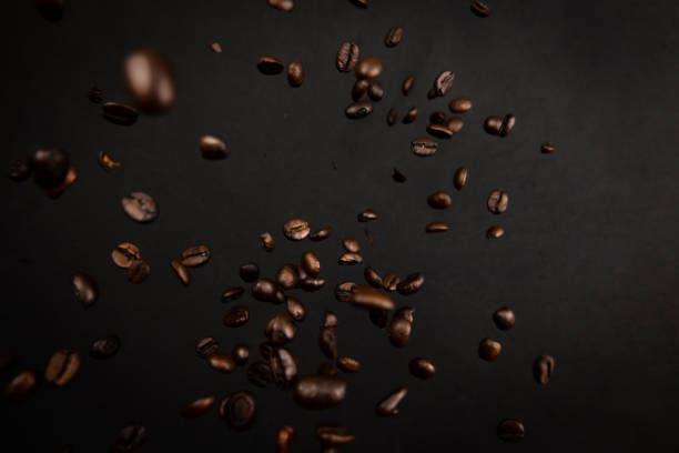 explosión de granos de café - coffee beans fotografías e imágenes de stock