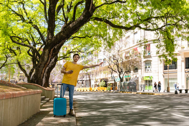 hombre llamando a un taxi en buenos aires - taxi buenos aires people city fotografías e imágenes de stock