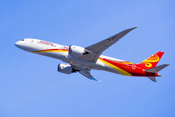 hainan airlines dreamliner despegando - isla de hainan fotografías e imágenes de stock