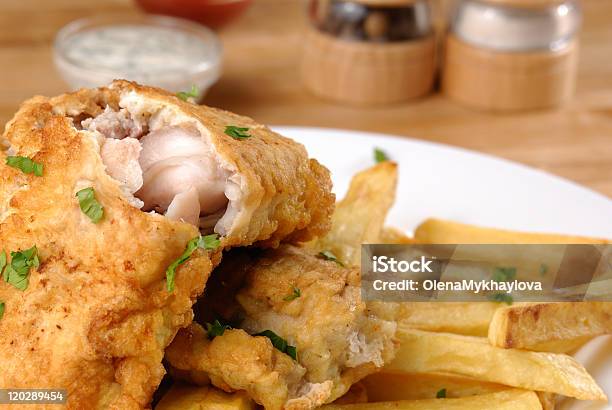 Foto de Peixe E Batata Chips e mais fotos de stock de Alimentação Não-saudável - Alimentação Não-saudável, Almoço, Bacalhau