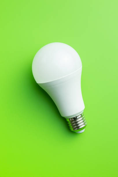 энергосберегающих лампочек. светодиодная лампочка. - daylight savings стоковые фото и изображения