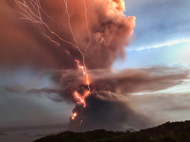 erupción del volcán taal - paisaje volcánico fotografías e imágenes de stock