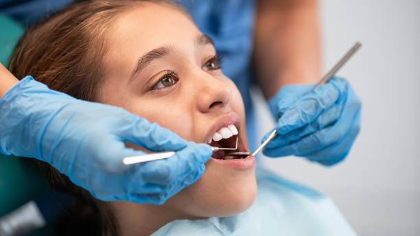 petite fille ayant un examen dentaire - dentist teenager dental hygiene sitting photos et images de collection
