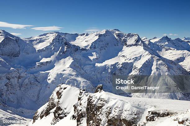 Foto de Sky Vista Para Os Alpes e mais fotos de stock de Alpes europeus - Alpes europeus, Azul, Branco