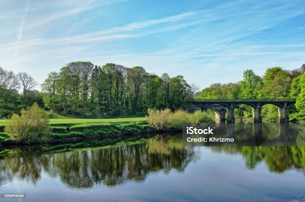 A wide view of the river Lune and bridge, near Lancaster A wide view of the river Lune and bridge at the Crokk o' Lune, near Lancaster Lancaster - Lancashire Stock Photo
