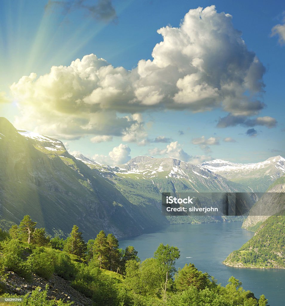Paesaggio estivo. Cielo blu, montagne e Fiordo - Foto stock royalty-free di Norvegia