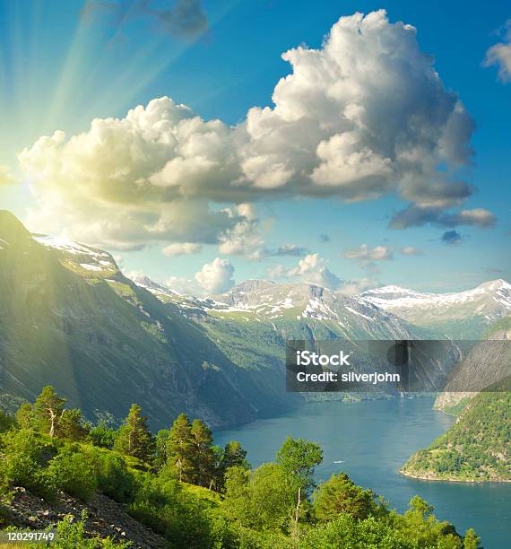 夏の風景 青い空山々氷河 - ノルウェーのストックフォトや画像を多数ご用意 - ノルウェー, 春, カラー画像