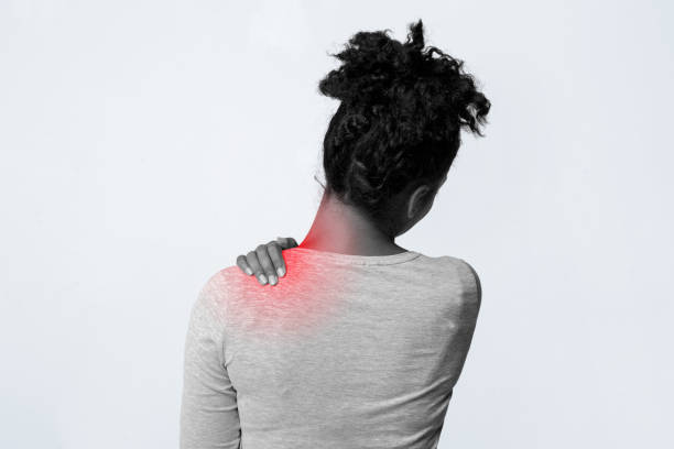 foto en blanco y negro de la mujer que tiene dolor de espalda fuerte - acute mountain sickness fotografías e imágenes de stock