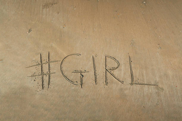 海で砂で書かれた女の子の言葉と日当たりの良いビーチに書き込むハッシュタグタグの画像, パロレムビーチ, ゴア, インド, 現代のハッシュタグプレフィックスと黄金の砂の手書きのコンセ�