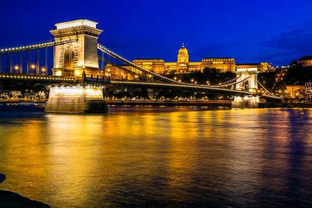 noche del puente de las cadenas de budapest - budapest chain bridge panoramic hungary fotografías e imágenes de stock