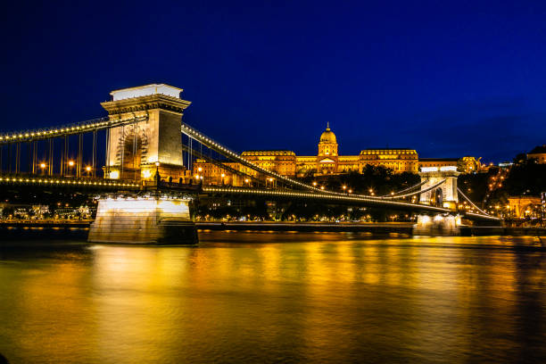 noc na moście łańcuchowym w budapeszcie - budapest chain bridge hungary palace zdjęcia i obrazy z banku zdjęć
